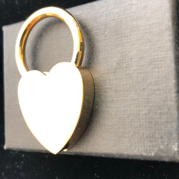 Brand new brass heart shaped keychain - Picture 8 of 13